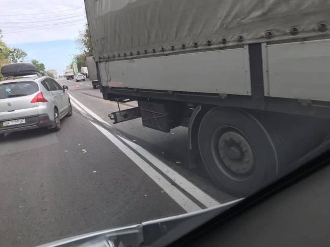 У Рівному в ДТП потрапила вантажівка (фотофакт)