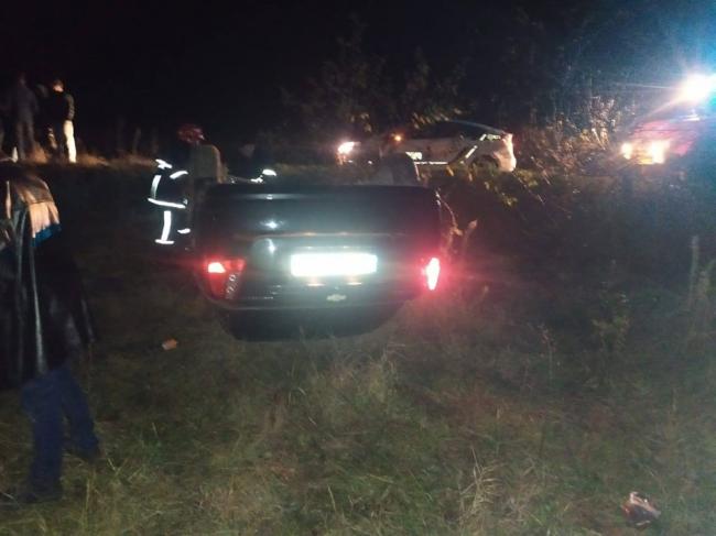 На Рівненщині рятувальники діставали чоловіка із понівеченої автівки