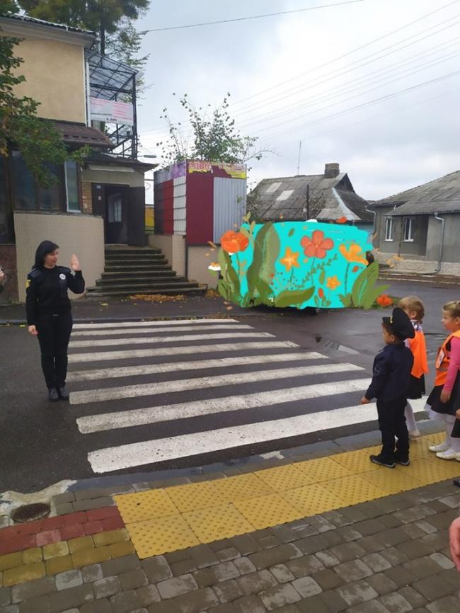 Поліцейські Рівненщини навчали дітей правилам дорожнього руху та поводженню у громадських місцях