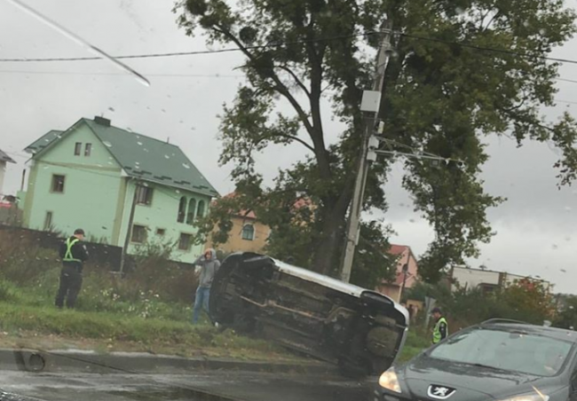 У Рівному перекинулась автівка (фотофакт)