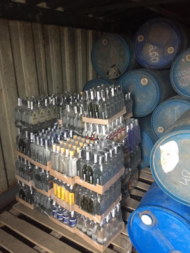 5 підпільних цехів із виготовлення фальсифікованого алкоголю закрили на Рівненщині (ФОТО)