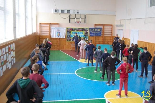Рівненський тренер провів "розминку від чемпіона" для діток у Березнівському районі