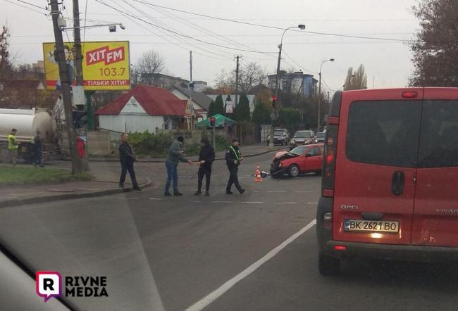 У Рівному - ДТП: легковик в