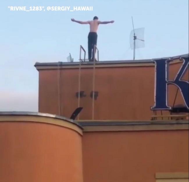 У Рівному за розваги на даху в напівоголеному вигляді молодики потрапили до поліції (ВІДЕО)