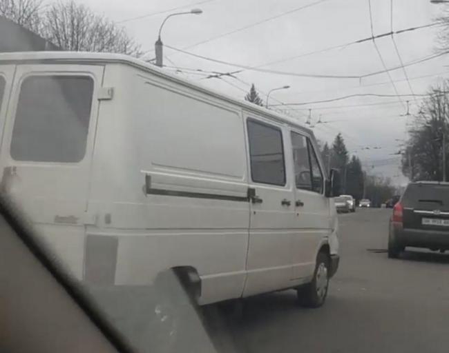 У центрі Рівного - ДТП: бус зіткнувся з позашляховиком (ВІДЕО)