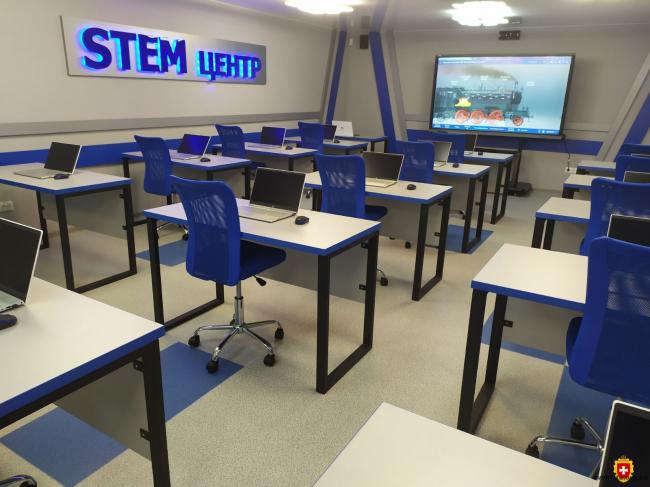 3D принтер, окуляри, робототехніка і не тільки: у Здолбунові відкрили сучасний STEM-центр (ФОТО)