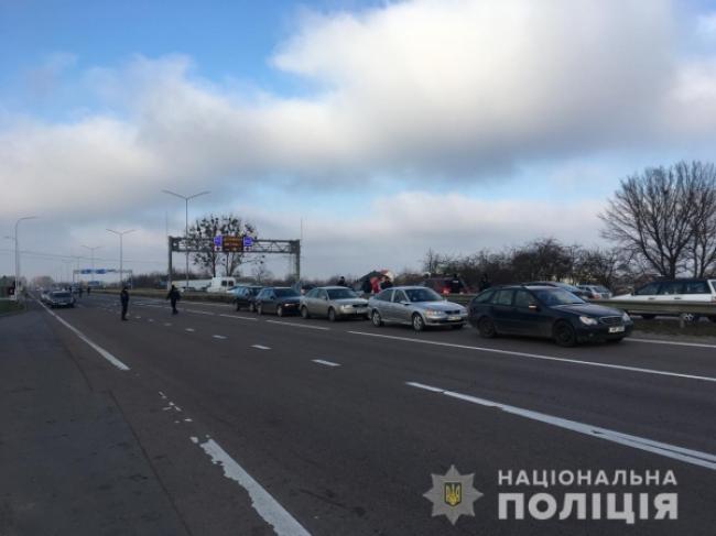 Біля Рівного на трасі "Київ-Чоп" протестують люди