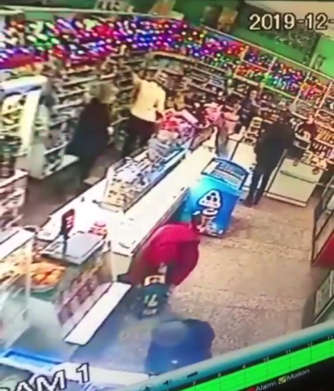 Чотирьох неповнолітніх, які викрали скриньку для пожертв у магазині на Рівненщині, розшукала поліція (ВІДЕО)