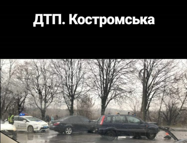 На Костромській у Рівному - ДТП: на місці події працюють патрульні