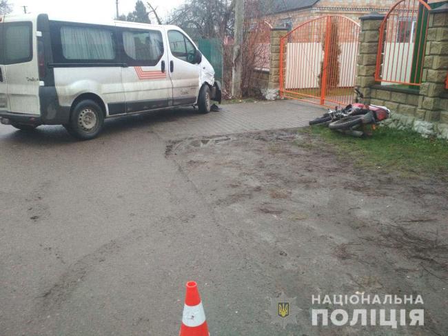Двоє осіб - у лікарні: на Рівненщині зіткнулись мотоцикл та мікроавтобус