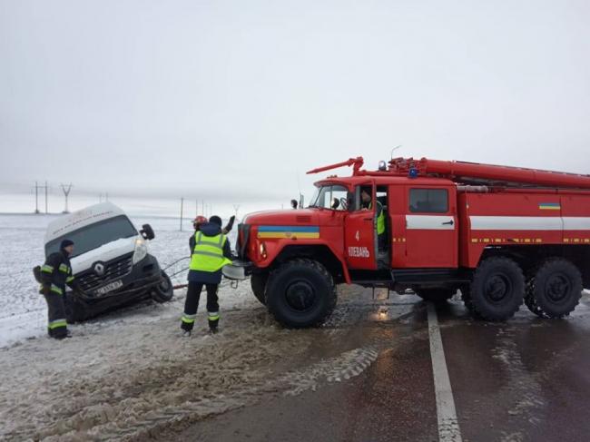 На Рівненщині рятувальники витягнули машину з кювету