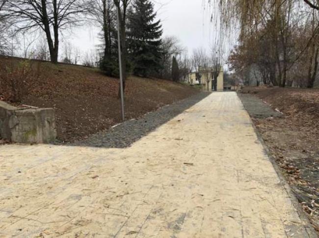 Нові доріжки та заміна старого мощення: як виглядає ремонт у парку на Грабнику? (ФОТО)