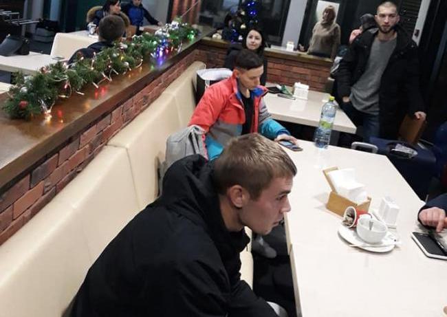 Перевізник висадив пасажирів зі всієї України біля Рівного: обіцяний за 15 хвилин автобус прибув через 5 годин