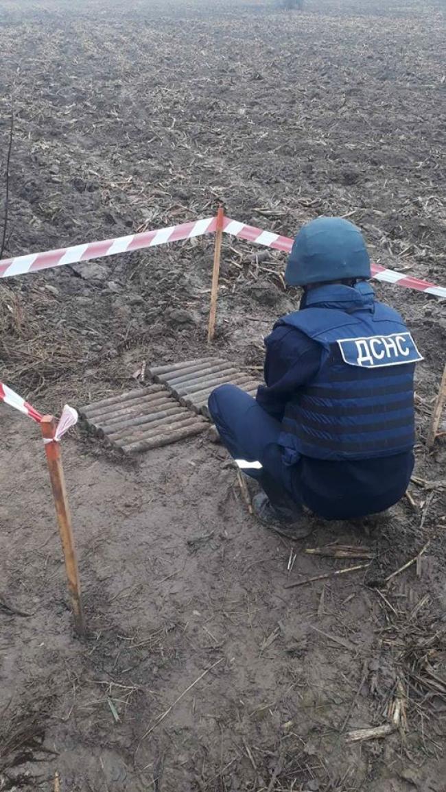 Піротехніки знищили артснаряди, які виявили у Рівненському районі