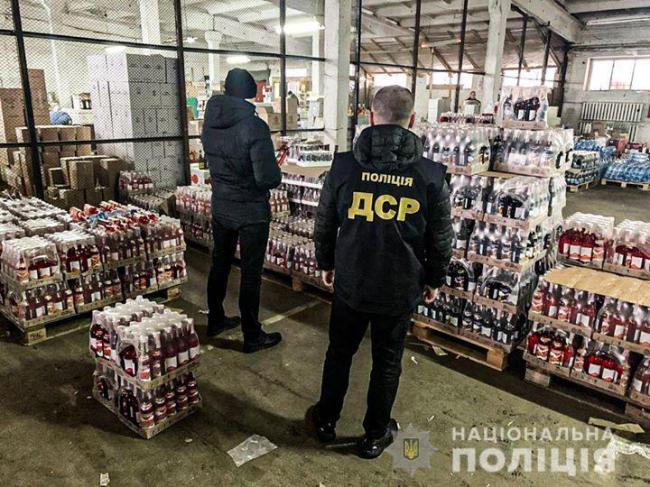Понад 24 тисячі пляшок фальсифікованої горілки вилучили поліцейські у Рівному