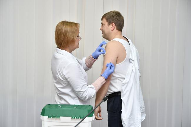 Працівники Рівненської ОДА підтримали челендж житомирських колег та вакцинувалися від дифтерії і правця