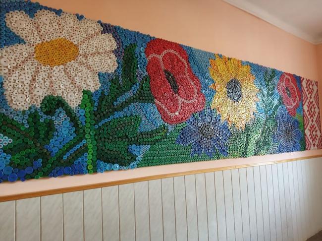 У гімназії на Рівненщині з пластикових кришечок зробили мозаїку (Фотофакт)