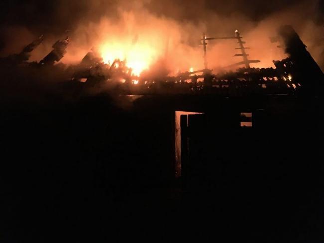 У Рівненському районі згоріла господарча будівля: пожежу гасили 8 рятувальників