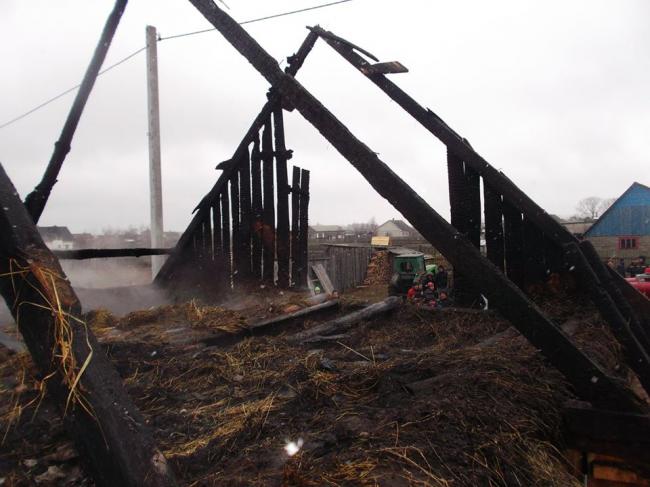 Згоріла покрівля й 200 тюків сіна та соломи: на Рівненщині горіла господарча будівля