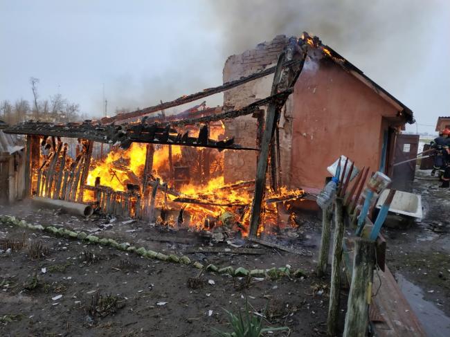 Через пожежу в господарській будівлі мало не згорів житловий будинок