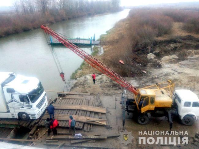 Фура зруйнувала міст через річку на Рівненщині і перекрила рух