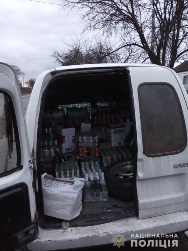 Майже 300 пляшок алкоголю та 15 блоків цигарок: на Рівненщині поліцейські вилучили товари сумнівного походження