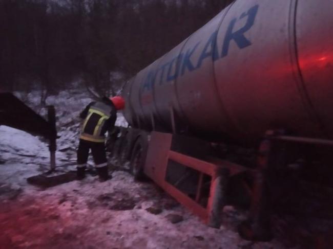 На Млинівщині бійці ДСНС надали допомогу по буксируванню вантажної автоцистерни з кювету