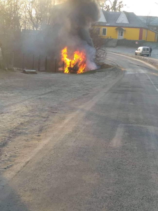 На Рівненщині авто влетіло в газову трубу і згоріло (фотофакт)