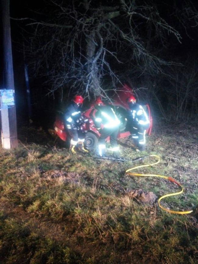 На Рівненщині із понівеченого автомобіля рятувальники деблокували тіло водія