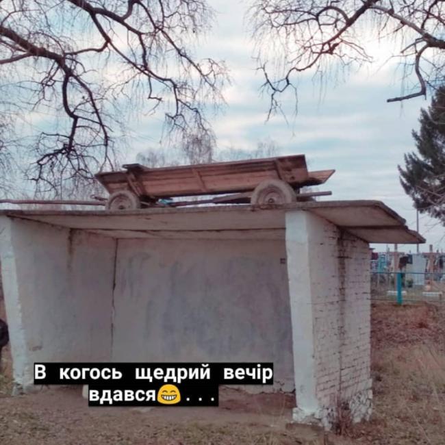 Дощедрувалися: на Рівненщині на дах сільської зупинки закинули віз (фотофакт)