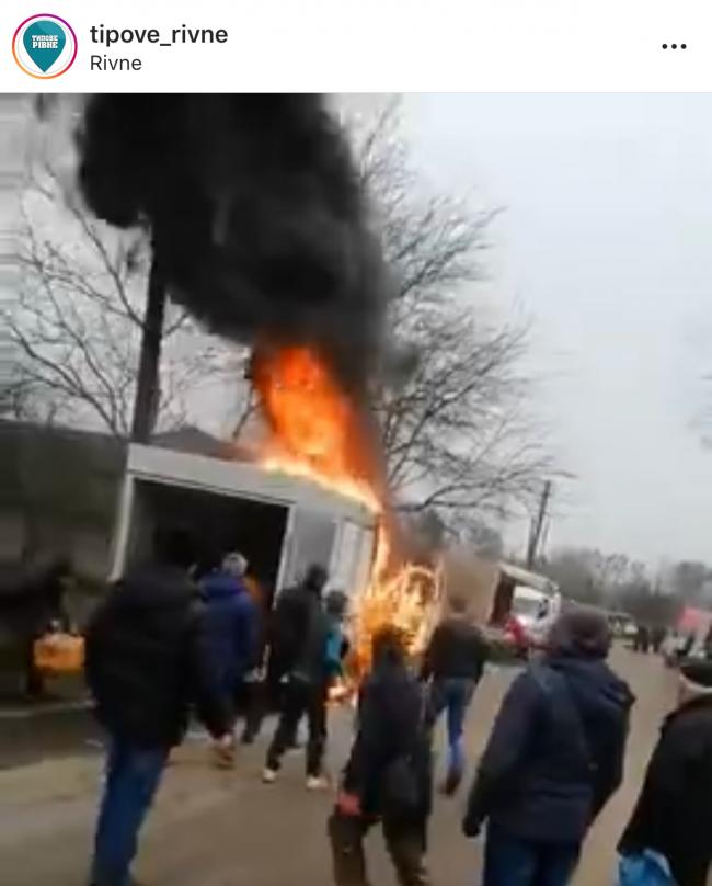 На Рівненщині загорілась вантажівка з хлібом (Відео)