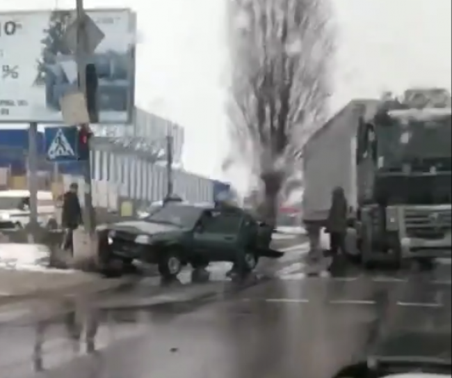 На вулиці Макарова в Рівному через ДТП ускладнено рух (ВІДЕО)