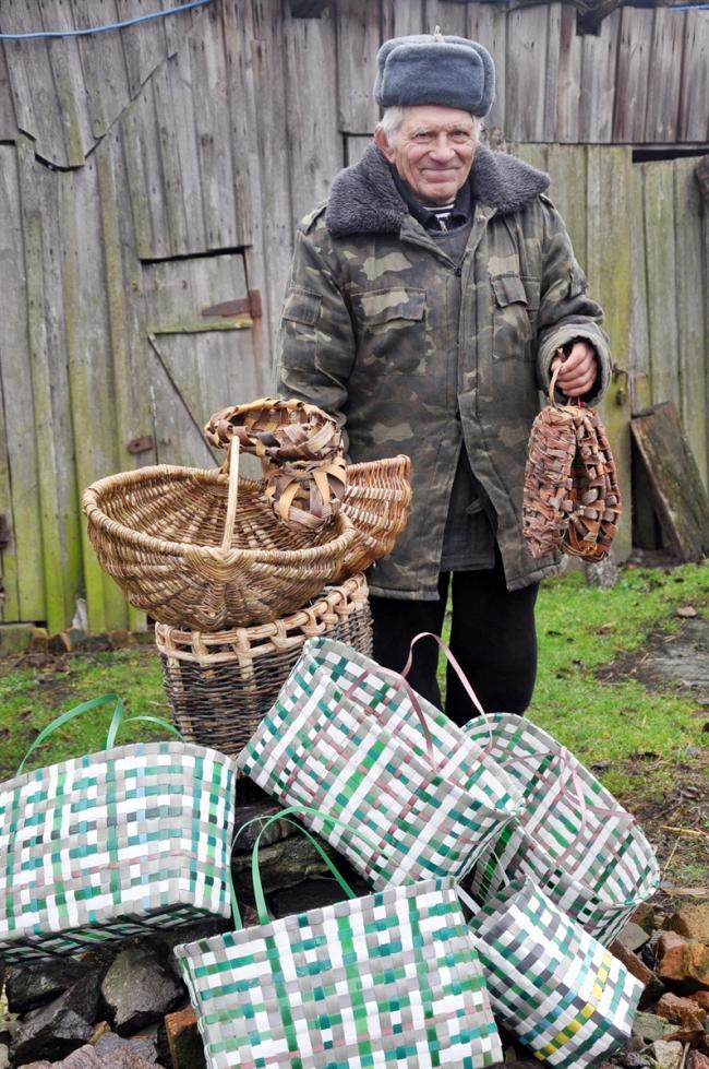 Навики передав дідусь: житель Рівненщині понад 70 років плете постоли