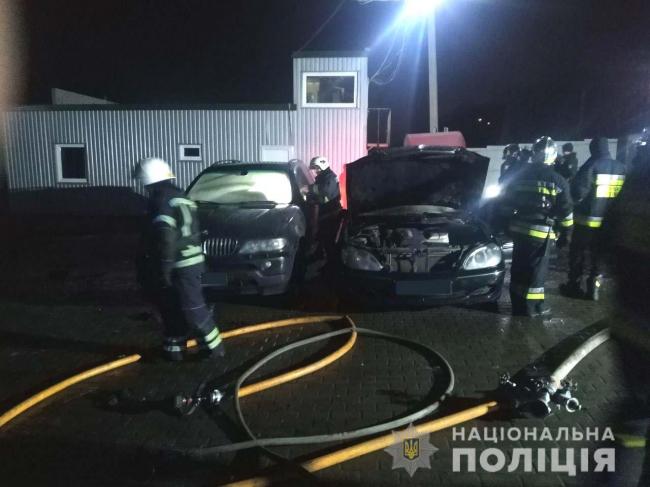 Поліцейські встановлюють обставини підпалу двох автомобілів на Рівненщини