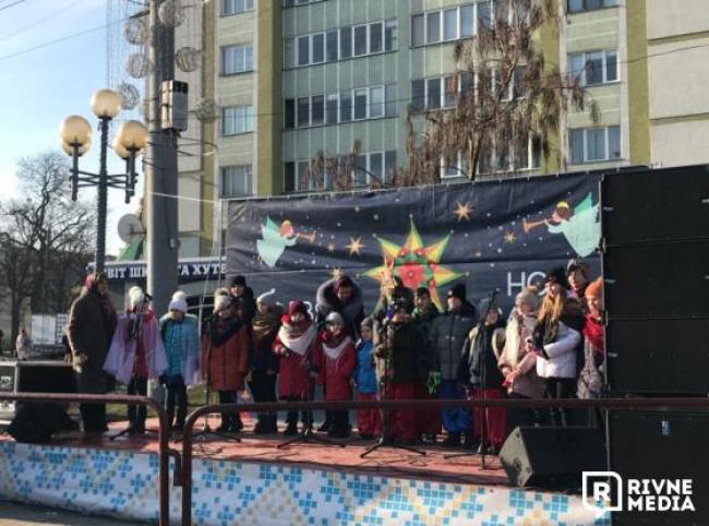 "Різдвяні піснеспіви": у Рівному на Майдані Незалежності виступають кращі колективи міста