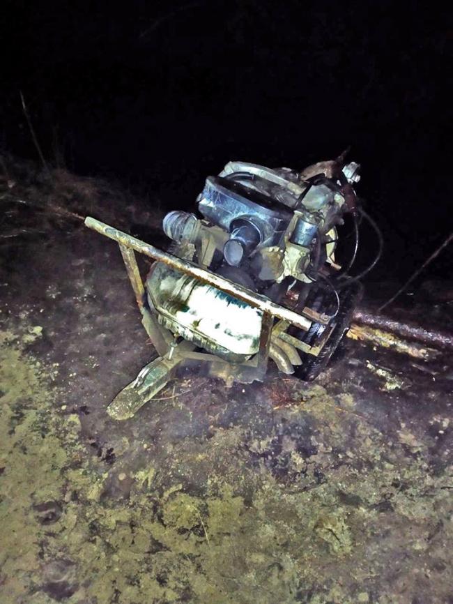 У лісі на Рівненщині патруль виявив мотопомпу для видобутку бурштину