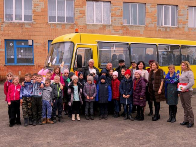 У сільській школі на Рівненщині з`явився новий автобус