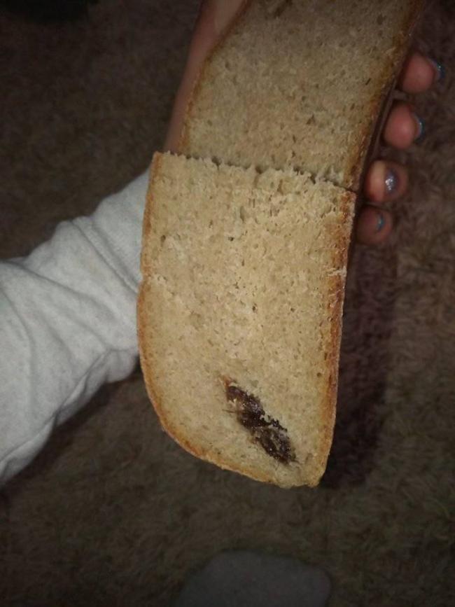 Жителька Рівненщини придбала хліб із тарганом (фотофакт)