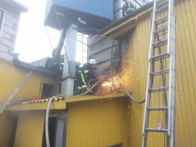 Знищено 10 тонн зерна соняшника: у Рівненському районі сталась пожежа на підприємстві