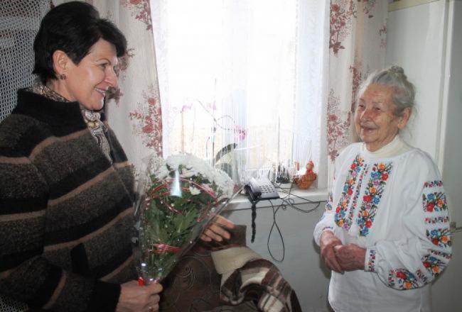 Бабусю із Сарн привітали із 90-річним ювілеєм