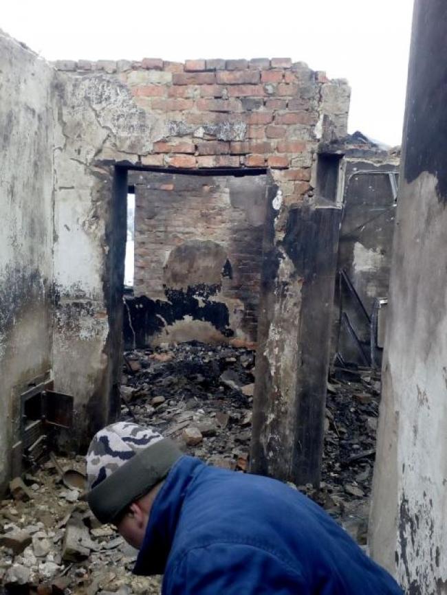 Будинок вигорів майже вщент: молода сім`я із Рівненщини потребує допомоги після пожежі 