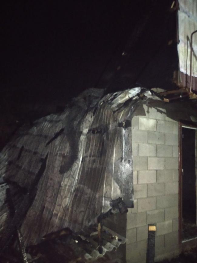 Горів автомобіль і господарська будівля: у селі на Рівненщині гасили пожежу