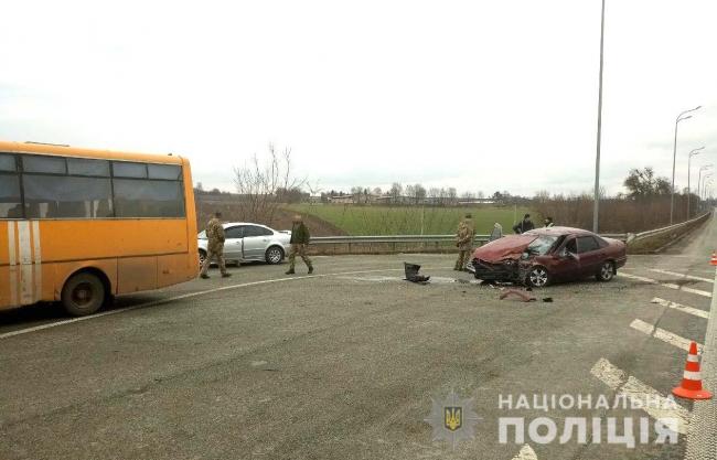 На Рівненщині легковик зіштовхнувся з військовим автобусом