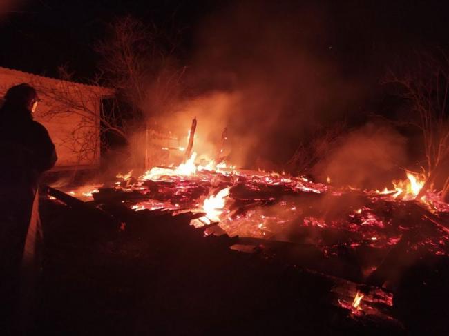 На Рівненщині рятувальники погасили пожежу у господарській будівлі