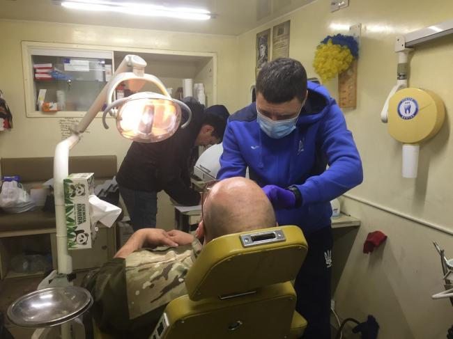 Рівненські стоматологи лікували військових та місцевих в зоні АТО-ООС