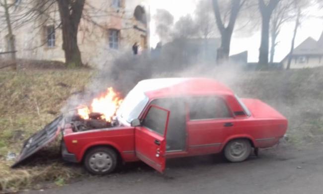 Рушив з місця та спалахнув: дубенські рятувальники гасили пожежу в автомобілі