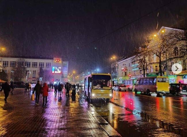 Вечірнє місто: в мережі з`явилося атмосферне фото Рівного під час дощу