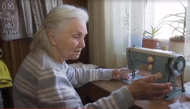 82-річна кравчиня на Рівненщині безкоштовно шиє захисні маски 