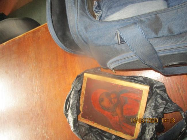 Через митний пост на Рівненщині хотіли провезти старовинні ікони і гроші (ФОТО)