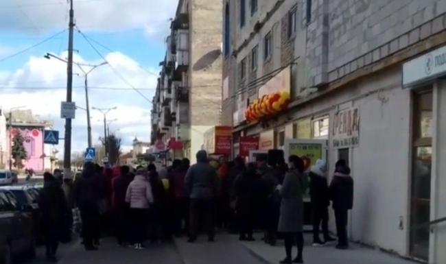 Коронавірус - не перешкода: на Рівненщині під магазином вишикувалась черга людей (ВІДЕО)